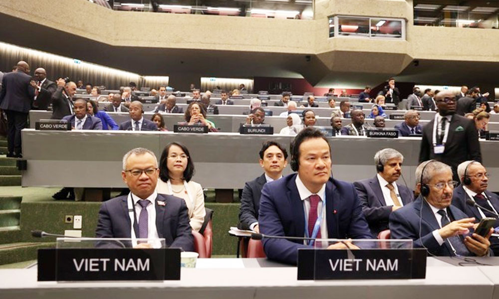 Joining hands to contribute to world peace and development